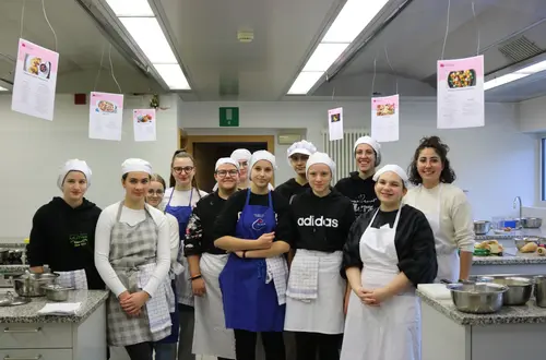 Vorbereitungen für den Tag der offenen Tür in der Küche Vorbereitungen für den Tag der offenen Tür in der Küche