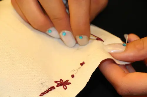 Schülerin beim Sticken Schülerin beim Sticken