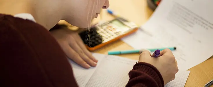 Schülerin im Mathematikunterricht Schülerin im Mathematikunterricht