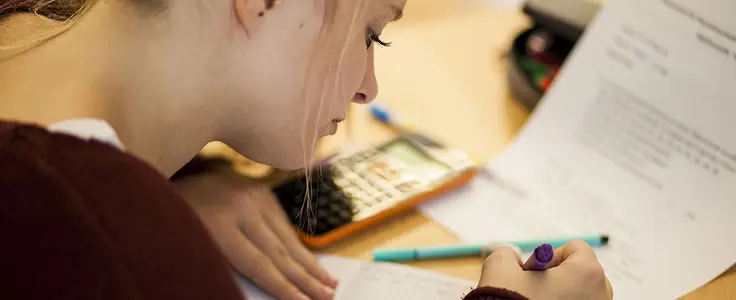 Schülerin im Mathematikunterricht Schülerin im Mathematikunterricht