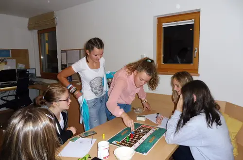 Jugendliche spielen Brettspiele Jugendliche spielen Brettspiele