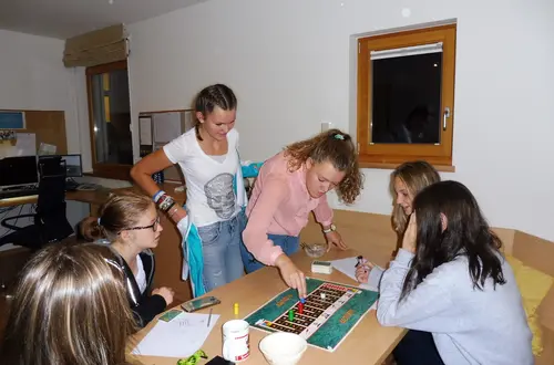 Jugendliche spielen Brettspiele Jugendliche spielen Brettspiele