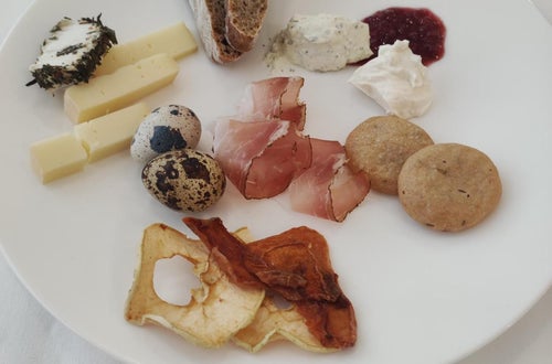 Teller mit verschiedenen bäuerlichen Produkten Teller mit verschiedenen bäuerlichen Produkten