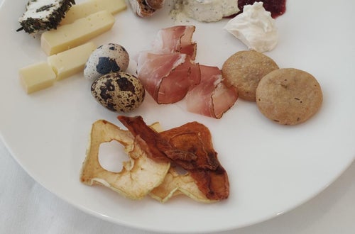 Teller mit verschiedenen bäuerlichen Produkten Teller mit verschiedenen bäuerlichen Produkten