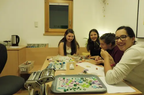 Mädchen stellen Schmuck aus Fimo her. Mädchen stellen Schmuck aus Fimo her.