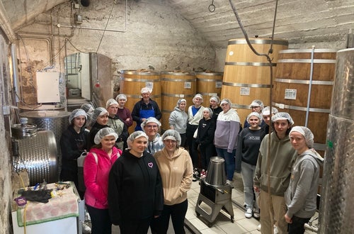 Der Weissenhof in Vilpian ist bekannt für seine Apfelsäfte und Apfelprodukte. Hier erfuhren die Schülerinnen Wissenswertes über die Apfelverarbeitung und die Herstellung von Apfelsaft und Apfelessig. Der Weissenhof in Vilpian ist bekannt für seine Apfelsäfte und Apfelprodukte. Hier erfuhren die Schülerinnen Wissenswertes über die Apfelverarbeitung und die Herstellung von Apfelsaft und Apfelessig.