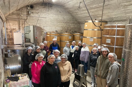 Der Weissenhof in Vilpian ist bekannt für seine Apfelsäfte und Apfelprodukte. Hier erfuhren die Schülerinnen Wissenswertes über die Apfelverarbeitung und die Herstellung von Apfelsaft und Apfelessig. Der Weissenhof in Vilpian ist bekannt für seine Apfelsäfte und Apfelprodukte. Hier erfuhren die Schülerinnen Wissenswertes über die Apfelverarbeitung und die Herstellung von Apfelsaft und Apfelessig.