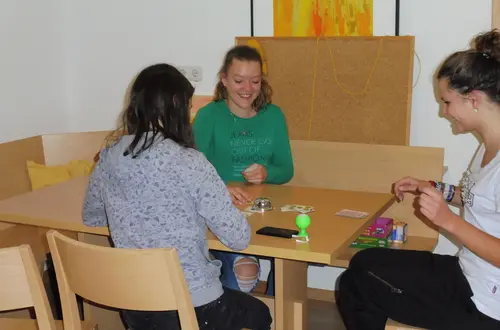 Mädchen beim Karten spielen Mädchen beim Karten spielen