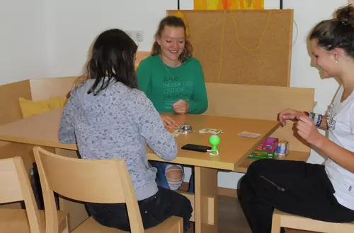 Mädchen beim Karten spielen Mädchen beim Karten spielen