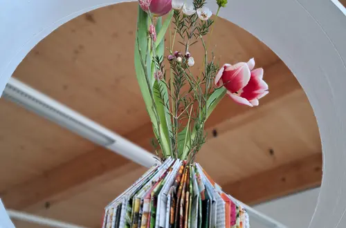 Vase aus Zeitungspapier mit Frischblumen Vase aus Zeitungspapier mit Frischblumen