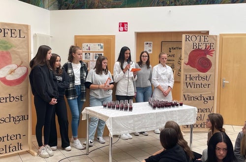 Schülerinnen erläutern den Apfel Schülerinnen erläutern den Apfel