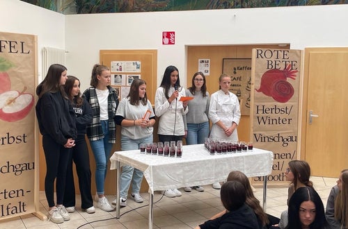 Schülerinnen erläutern den Apfel Schülerinnen erläutern den Apfel