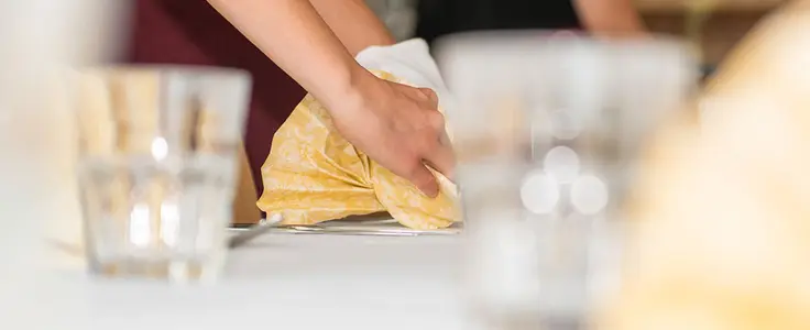 Serviettenfaltung am Tisch platzieren Serviettenfaltung am Tisch platzieren