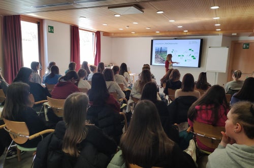 Schüler: innen lauschen interessiert dem Vortrag der Referentin Schüler: innen lauschen interessiert dem Vortrag der Referentin