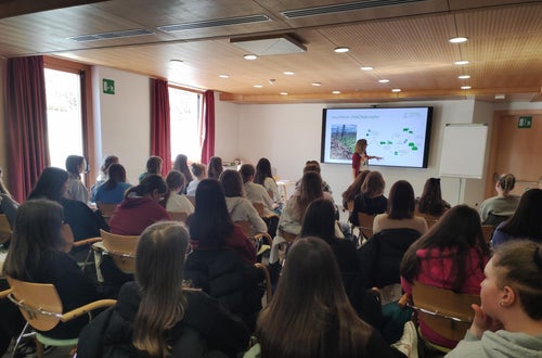 Schüler: innen lauschen interessiert dem Vortrag der Referentin Schüler: innen lauschen interessiert dem Vortrag der Referentin