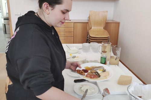 Schülerin am Buffet Schülerin am Buffet