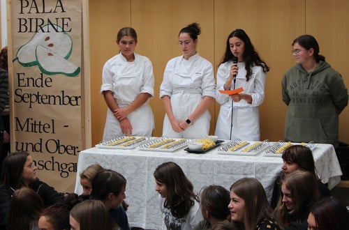 Schülerinnen präsentieren die Palabirne Schülerinnen präsentieren die Palabirne