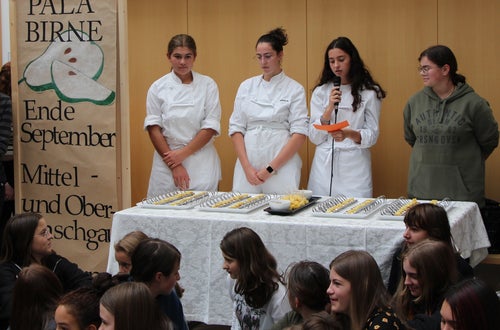 Schülerinnen präsentieren die Palabirne Schülerinnen präsentieren die Palabirne