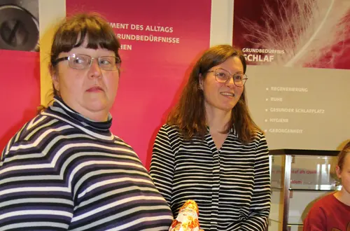 Sozialpädagoginnen teilen die Nikoläuse aus Sozialpädagoginnen teilen die Nikoläuse aus