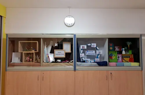 Vitrinen zu den verschiedenen Praxisfächern Vitrinen zu den verschiedenen Praxisfächern