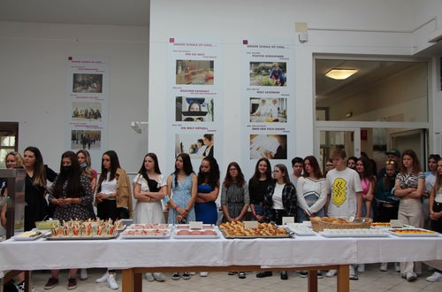 Schülerinnen und Schüler betrachten das Frühstücksbuffet Schülerinnen und Schüler betrachten das Frühstücksbuffet