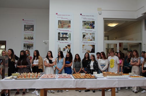 Schülerinnen und Schüler betrachten das Frühstücksbuffet Schülerinnen und Schüler betrachten das Frühstücksbuffet