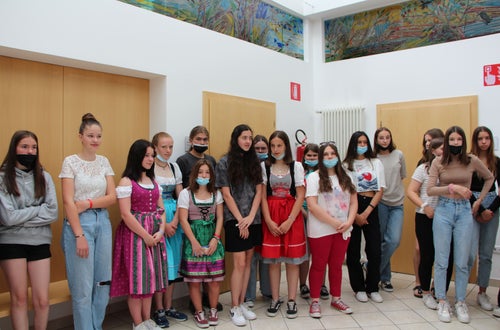 letzter Schultag- Gruppe von Schülerinnen letzter Schultag- Gruppe von Schülerinnen