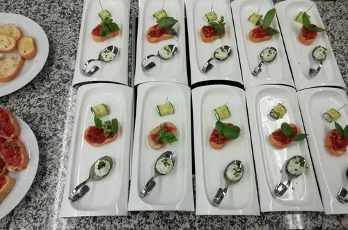 Angerichtete Vorspeisenteller Angerichtete Vorspeisenteller