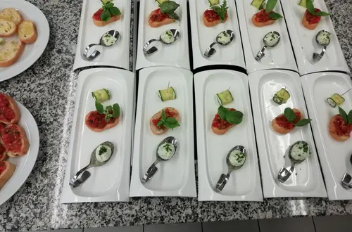 Angerichtete Vorspeisenteller Angerichtete Vorspeisenteller