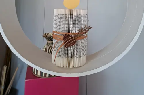 Kerze gefalten aus einem alten Buch Kerze gefalten aus einem alten Buch