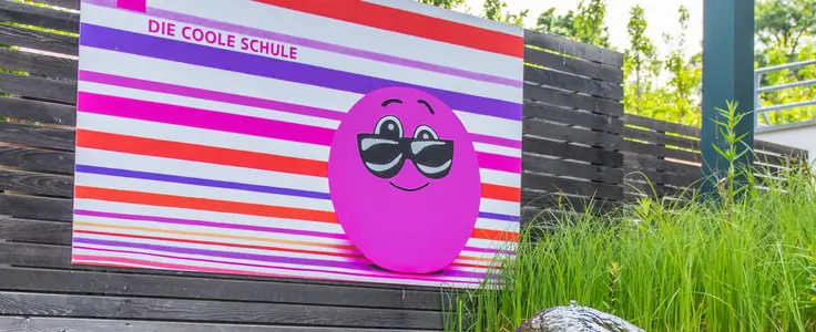 Ein Einladungsplakat zum Tag der offenen Tür mit der Aufschrift die coole Schule Ein Einladungsplakat zum Tag der offenen Tür mit der Aufschrift die coole Schule