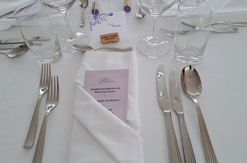 Aufgedeckter Tisch Aufgedeckter Tisch