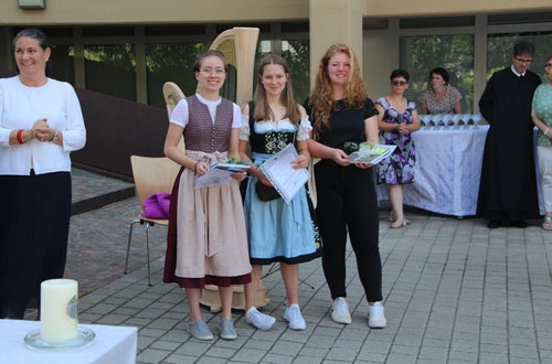 Ehrung von Schülerinnen Ehrung von Schülerinnen
