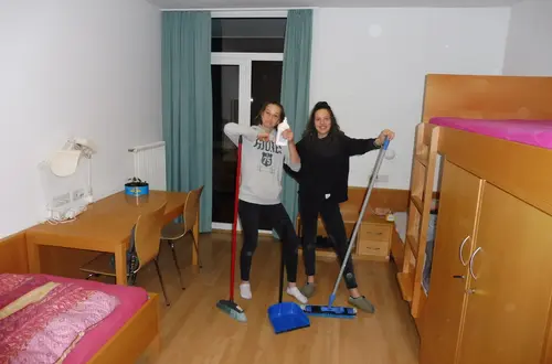 Mädchen bei der Zimmerreinigung Mädchen bei der Zimmerreinigung