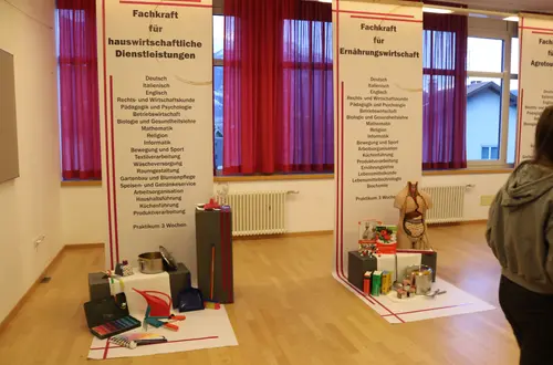 Ausstellung zu den verschiedenen Fächern Ausstellung zu den verschiedenen Fächern