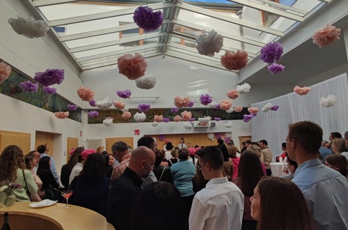 viele Personen tümmeln sich in der Halle viele Personen tümmeln sich in der Halle