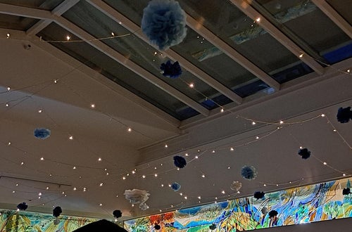 dekorierte Halle mit Lichterketten und Papierblüten dekorierte Halle mit Lichterketten und Papierblüten