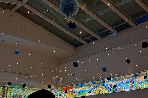 dekorierte Halle mit Lichterketten und Papierblüten dekorierte Halle mit Lichterketten und Papierblüten