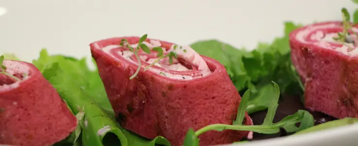 Gefülllte Rote Beete Palatschinken auf Blattsalat Gefülllte Rote Beete Palatschinken auf Blattsalat