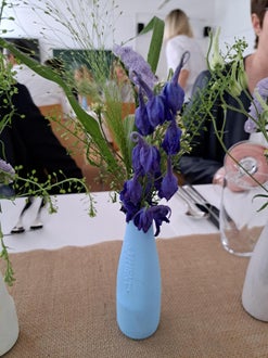 Vase in blau mit blauen Blüten Vase in blau mit blauen Blüten