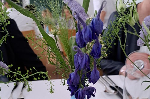 Vase in blau mit blauen Blüten Vase in blau mit blauen Blüten
