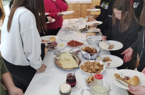 Schülerinnen am Buffet Schülerinnen am Buffet