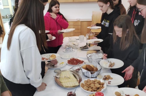 Schülerinnen am Buffet Schülerinnen am Buffet
