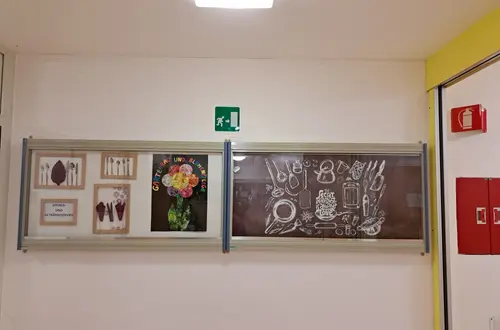 Vitrinen zu den verschiedenen Praxisfächern Vitrinen zu den verschiedenen Praxisfächern