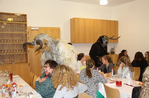 Krampusse im Speisesaal Krampusse im Speisesaal