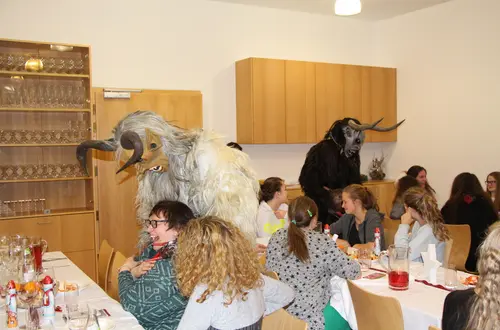 Krampusse im Speisesaal Krampusse im Speisesaal