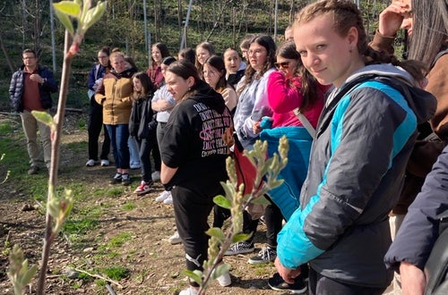 Schülerinnen besichtigen den Hof des Wandels in St Pauls und erhalten Informationen zur Permakultur. Schülerinnen besichtigen den Hof des Wandels in St Pauls und erhalten Informationen zur Permakultur.