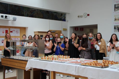 Schülerinnen vor dem Frühstücksbuffet Schülerinnen vor dem Frühstücksbuffet