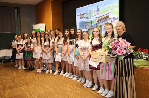 Gruppenfoto der 3.Klasse mit der Klassenlehrerin Frau Susanne Federspiel Gruppenfoto der 3.Klasse mit der Klassenlehrerin Frau Susanne Federspiel