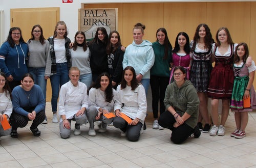 Gruppenfoto der 2. Klasse mit den beteiligten Lehrpersonen Gruppenfoto der 2. Klasse mit den beteiligten Lehrpersonen